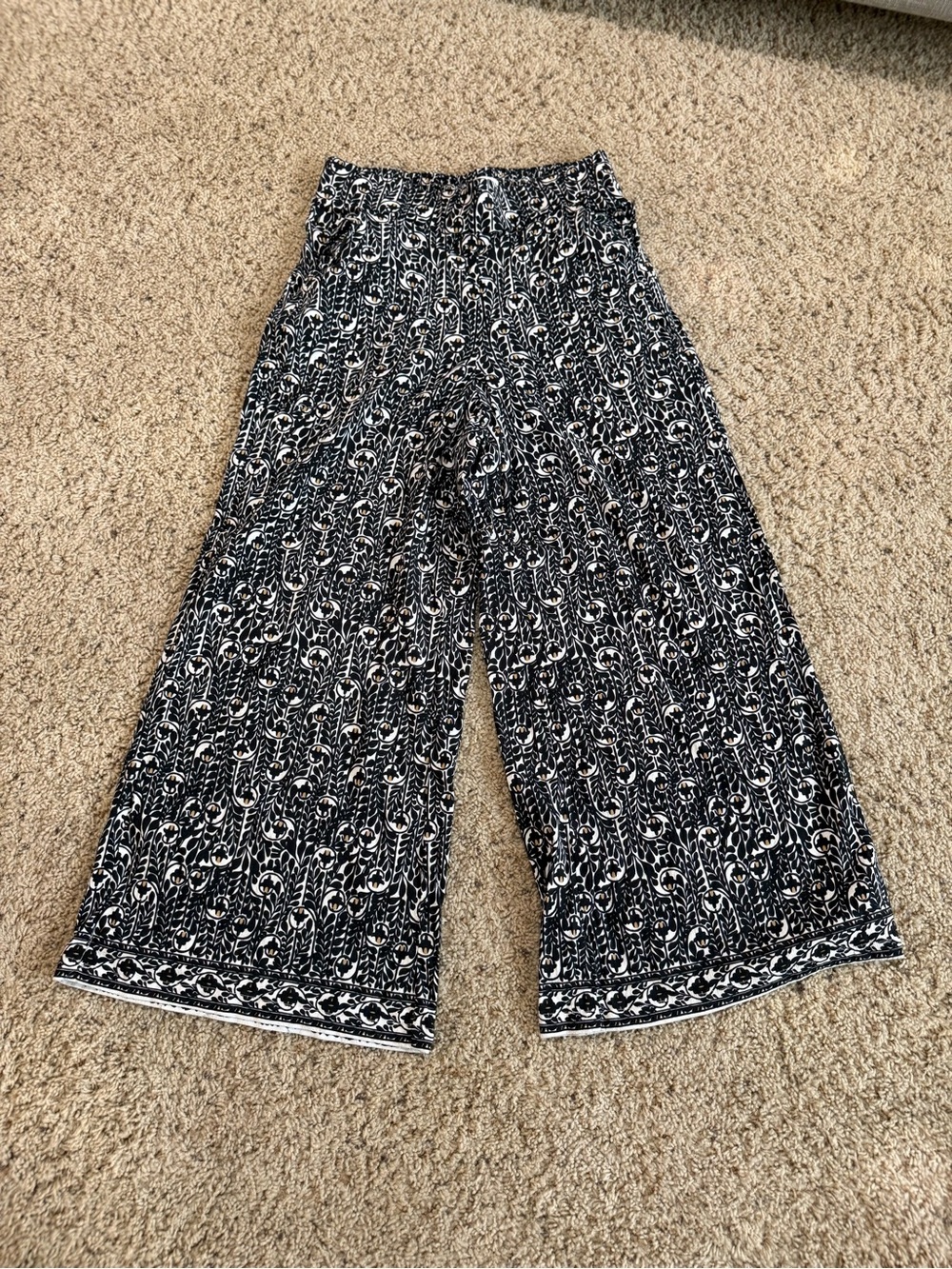 Max Studio Black & White Wide Leg Printed Pants - Picture 2 of 7